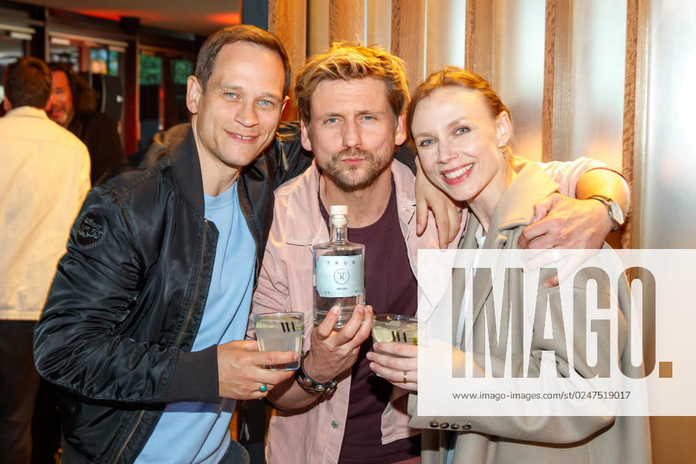 Event Green Actors Lounge Vinzenz Kiefer with wife Masha Tokareva and Steven Windolf at the 3 Green Actors Lounge in the house Hungary on 11 05 2023 in Berlin