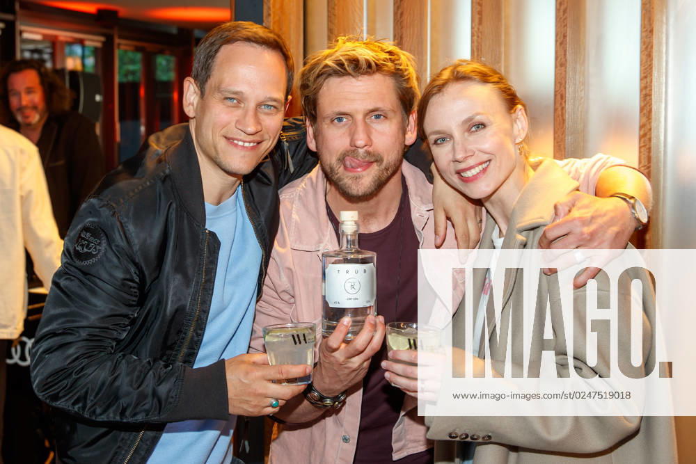 Event Green Actors Lounge Vinzenz Kiefer with wife Masha Tokareva and Steven Windolf at the 3 Green Actors Lounge in the house Hungary on 11 05 2023 in Berlin