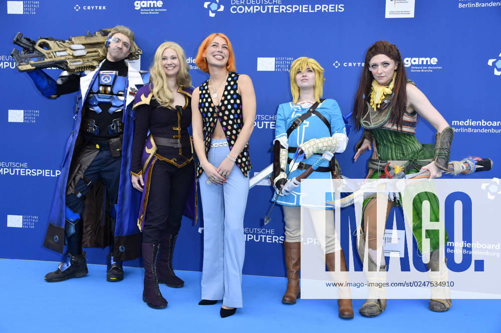 Alli Neumann with cosplayers Soldier 76, Zelda, Link and Aloy at the German Computer Game Award 2023 ceremony at Spindler Klatt Berlin, 11 05 2023 Foto:xN.xKubelkax xFuturexImage
