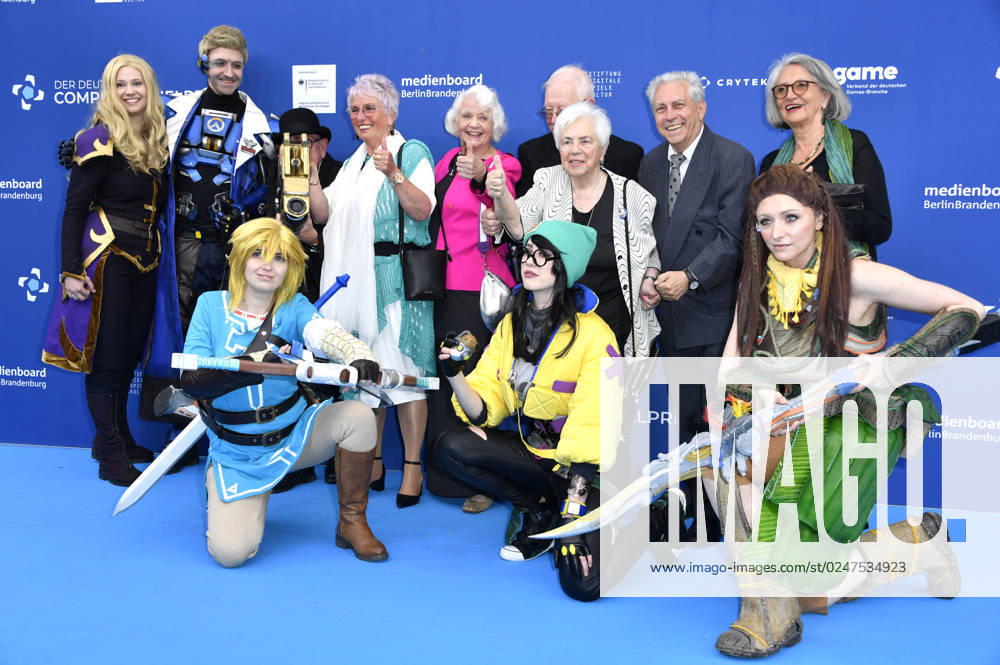 Seniors gambling with cosplayers at the award ceremony of the German Computer Game Award 2023 at Spindler Klatt Berlin, 11 05 2023 Foto:xN.xKubelkax xFuturexImage