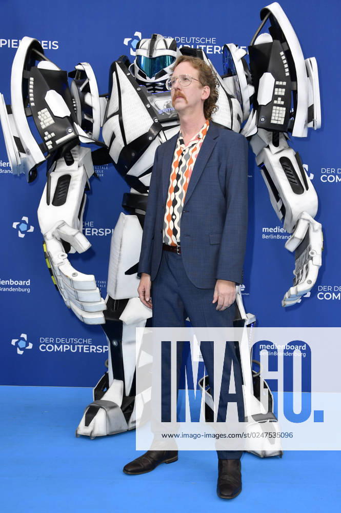 Uke Bosse with Gamescom Bot at the award ceremony of the German Computer Game Award 2023 at Spindler Klatt Berlin, 11 05 2023 Foto:xN.xKubelkax xFuturexImage