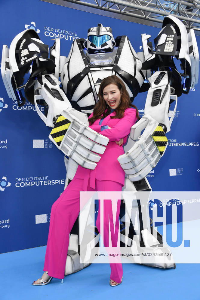 Katrin Bauerfeind and Gamescom Bot at the award ceremony of the German Computer Game Award 2023 at Spindler Klatt Berlin, 11 05 2023 Foto:xN.xKubelkax xFuturexImage