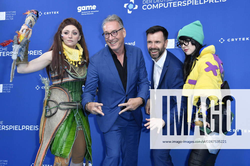 Helge Jürgens and Felix Falk with the cosplayers Aloy and Killjoy at the award ceremony of the German Computer Game Award 2023 at Spindler Klatt Berlin, 11 05 2023 Foto:xN.xKubelkax xFuturexImage