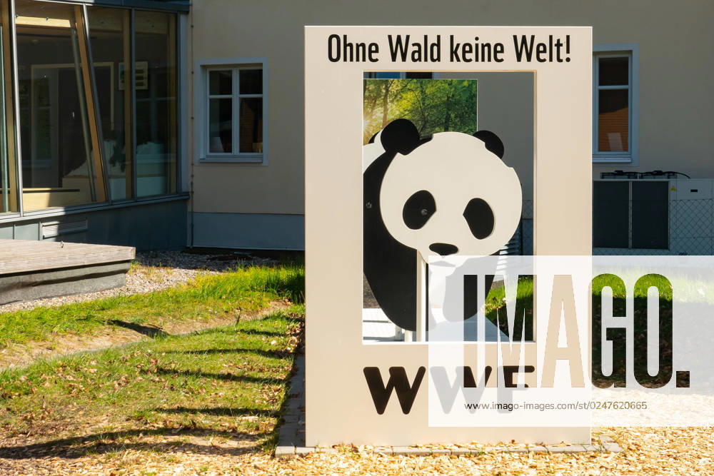 Blick auf ein Schild der Umweltorganisation WWF, World Wide Fund For Nature, neben dem Nationalpark-Zentrum Koenigstuhl auf dem Kreidefelsen Koenigsstuhl am 10.05.2023 bei Sassnitz auf der Insel Ruegen. View of a sign from the environmental organization WWF, World Wide Fund For Nature, next to the Koenigstuhl National Park Center on the Koenigsstuhl chalk cliffs on May 10th, 2023 near Sassnitz on the island of Ruegen. search: Deutschland Mecklenburg-Vorpommern Meckpom Mecklenburg Vorpommern Ostsee Mecklenburgische Landschaften Ostseelandschaften Kuestenlandschaften Kueste Ostseekueste Meer Kueste Kreidefelsen Koenigsstuhl Nationalparks Jasmund Zentrum Nationalparkzentrum Nationalpark-Zentrum Urlaubsgebiet erholen Erholung relaxen Ausflu