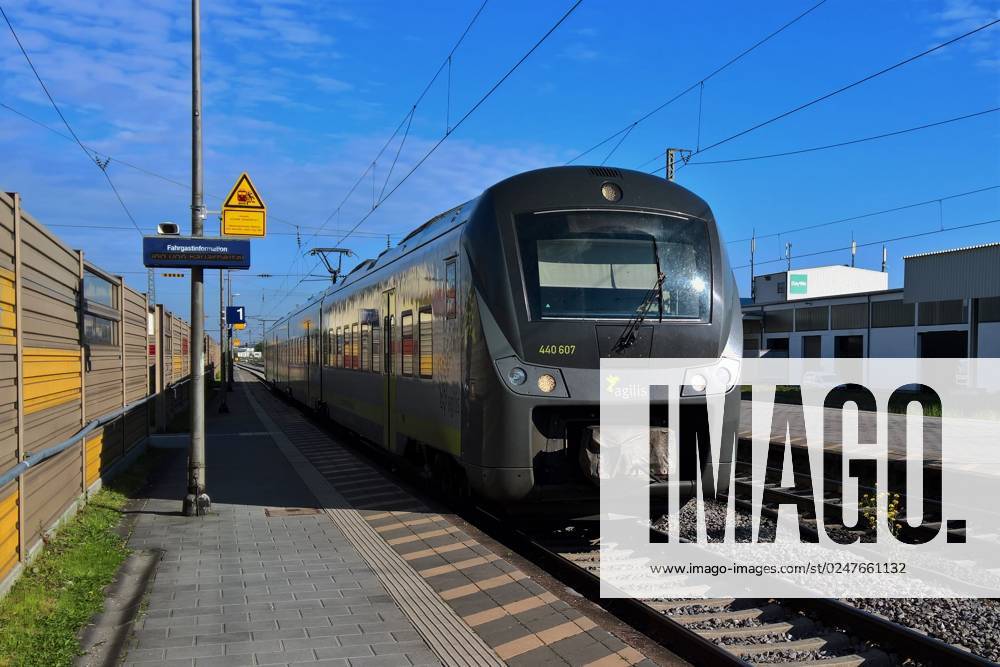 Strike of the DB Deutsche Bahn The railroad and transport union EVG has announced a 50-hour warning strike The railroad is currently still trying to avert this legally The marathon warning strike goes from Sunday evening at 22 clock, until Tuesday night, 24 clock It is assumed that the entire train traffic in local and long-distance t