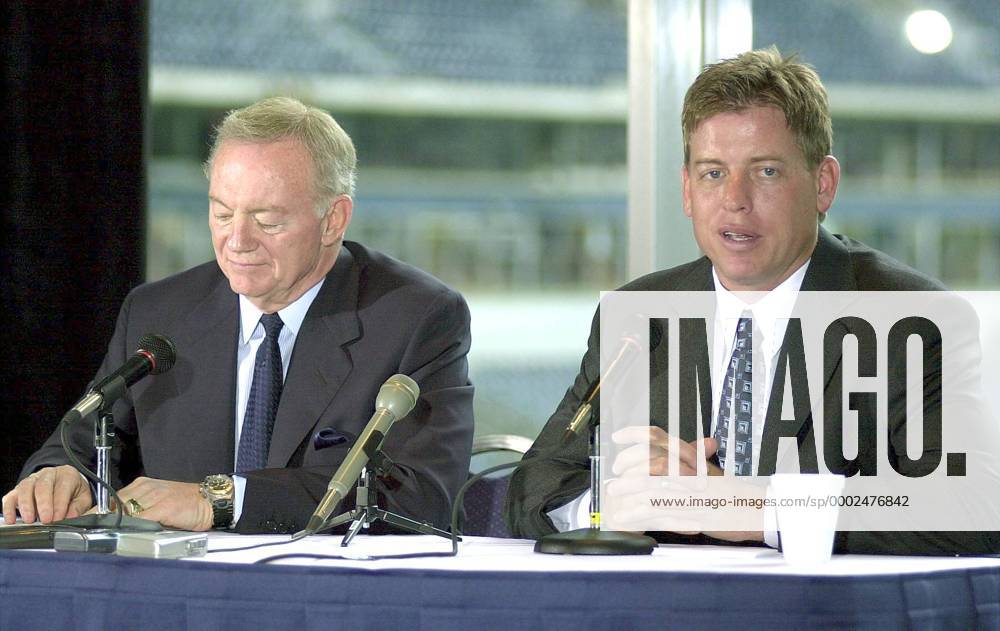 Troy Aikman (re.) gibt seinen Rücktritt vom Profisport bekannt, daneben Teambesitzer Jerry Jones (beide USA Dallas Cowboys) - (dal2001040903) American Football Herren NFL 2001, Pressekonferenz, PK, Pressetermin, Karriereende, Karriere Ende, Abschied Gruppe Dallas American Football Herren NFL 2001, Pressekonferenz, PK, Pressetermin, Karriereende, Karriere Ende, Abschied Gruppe Dallas