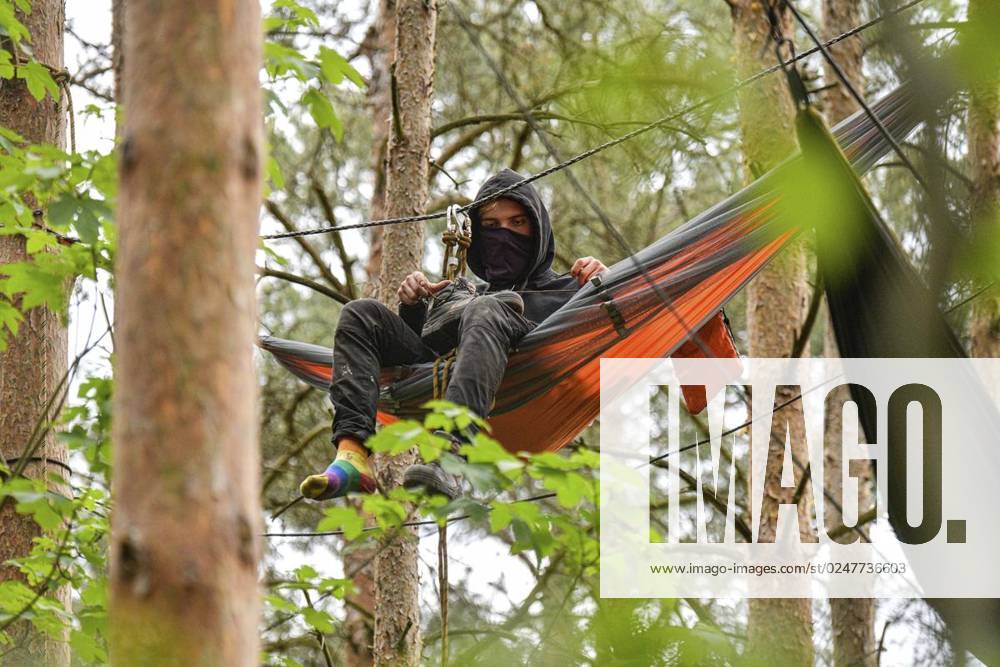 Umweltschützer demonstrieren in der Wuhlheide in Berlin gegen den Bau der geplanten Straße Tangentiale Verbindung Ost. Dafür seien dort vier Bäume besetzt und Baumhäuser errichtet worden, teilten die Organisatoren mit. Neue Waldbesetzung in Berlin & queerfeministisch! Ein Teil der Wuhlheide soll für eine neue Straße gerodet werden. Nicht mit uns! , twitterten die Aktivisten., fotografiert am 14. Mai 2023 in Berlin. Deutschland Berlin Berlin