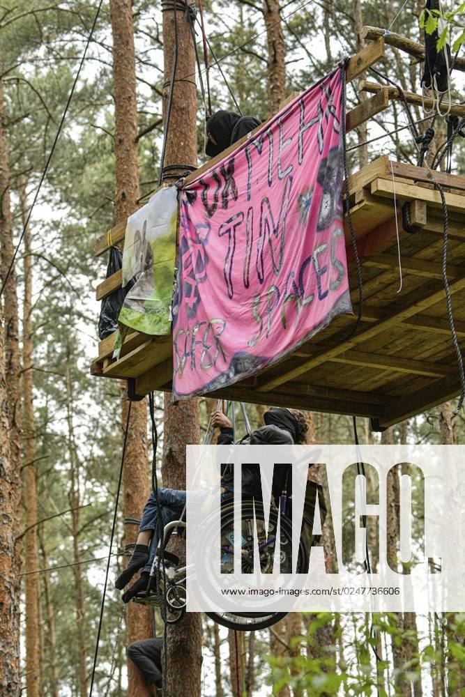 Umweltschützer demonstrieren in der Wuhlheide in Berlin gegen den Bau der geplanten Straße Tangentiale Verbindung Ost. Dafür seien dort vier Bäume besetzt und Baumhäuser errichtet worden, teilten die Organisatoren mit. Neue Waldbesetzung in Berlin & queerfeministisch! Ein Teil der Wuhlheide soll für eine neue Straße gerodet werden. Nicht mit uns! , twitterten die Aktivisten., fotografiert am 14. Mai 2023 in Berlin. Deutschland Berlin Berlin