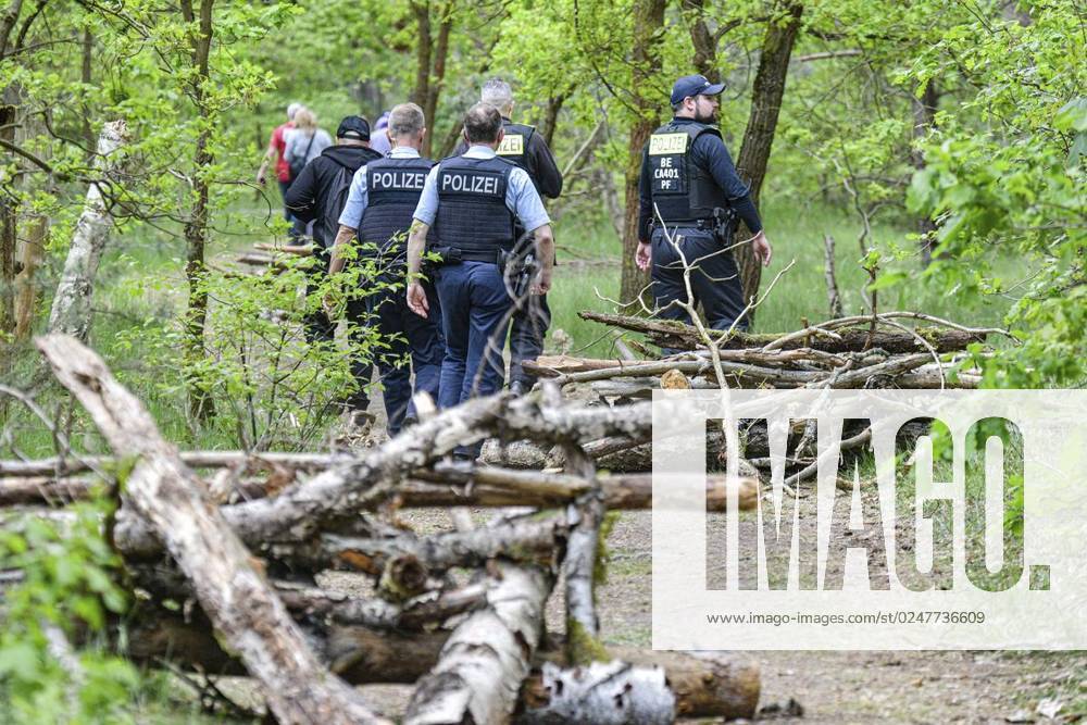 Umweltschützer demonstrieren in der Wuhlheide in Berlin gegen den Bau der geplanten Straße Tangentiale Verbindung Ost. Dafür seien dort vier Bäume besetzt und Baumhäuser errichtet worden, teilten die Organisatoren mit. Neue Waldbesetzung in Berlin & queerfeministisch! Ein Teil der Wuhlheide soll für eine neue Straße gerodet werden. Nicht mit uns! , twitterten die Aktivisten, Polizisten gehen durch das Camp der Aktivisten, fotografiert am 14. Mai 2023 in Berlin. Deutschland Berlin Berlin
