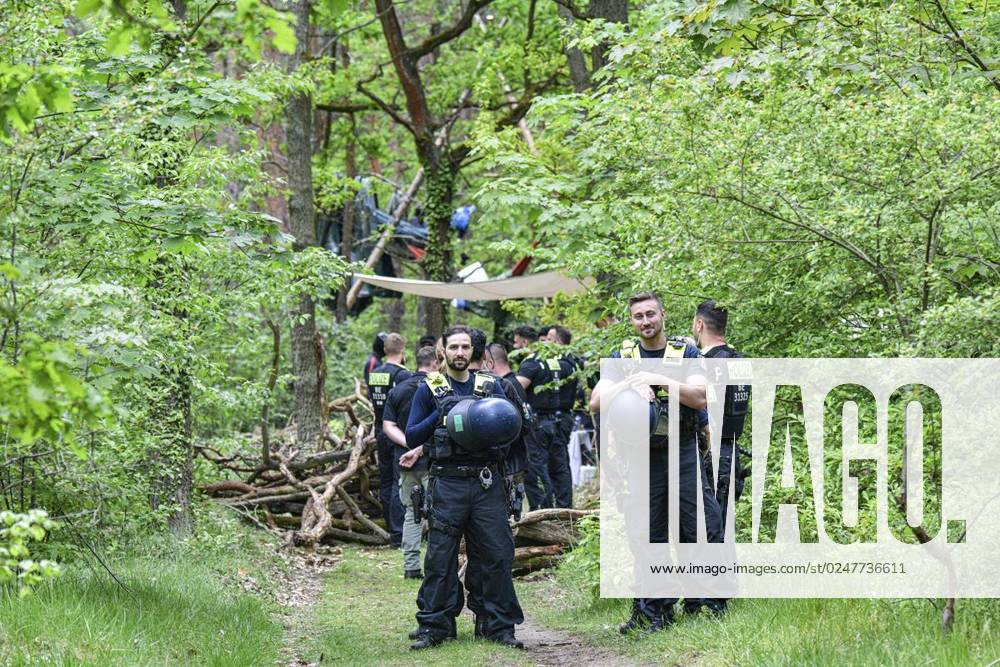 Umweltschützer demonstrieren in der Wuhlheide in Berlin gegen den Bau der geplanten Straße Tangentiale Verbindung Ost. Dafür seien dort vier Bäume besetzt und Baumhäuser errichtet worden, teilten die Organisatoren mit. Neue Waldbesetzung in Berlin & queerfeministisch! Ein Teil der Wuhlheide soll für eine neue Straße gerodet werden. Nicht mit uns! , twitterten die Aktivisten, Polizisten gehen durch das Camp der Aktivisten, fotografiert am 14. Mai 2023 in Berlin. Deutschland Berlin Berlin