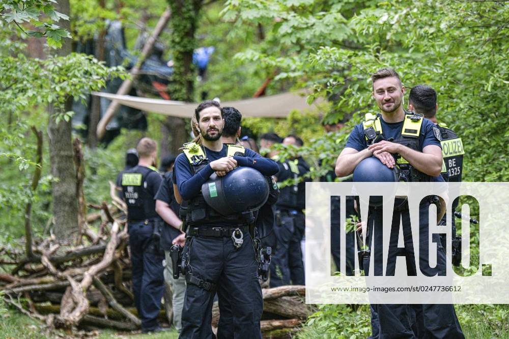 Umweltschützer demonstrieren in der Wuhlheide in Berlin gegen den Bau der geplanten Straße Tangentiale Verbindung Ost. Dafür seien dort vier Bäume besetzt und Baumhäuser errichtet worden, teilten die Organisatoren mit. Neue Waldbesetzung in Berlin &amp; queerfeministisch! Ein Teil der Wuhlheide soll für eine neue Straße gerodet werden. Nicht mit uns! , twitterten die Aktivisten, Polizisten gehen durch das Camp der Aktivisten, fotografiert am 14. Mai 2023 in Berlin. Deutschland Berlin Berlin