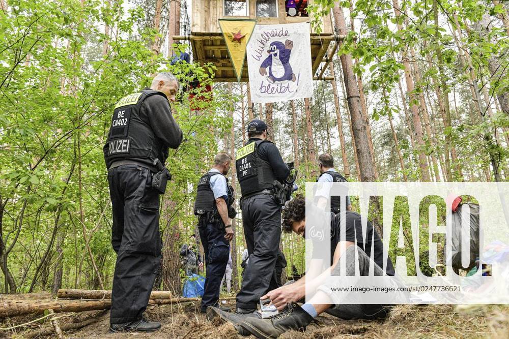 Umweltschützer demonstrieren in der Wuhlheide in Berlin gegen den Bau der geplanten Straße Tangentiale Verbindung Ost. Dafür seien dort vier Bäume besetzt und Baumhäuser errichtet worden, teilten die Organisatoren mit. Neue Waldbesetzung in Berlin &amp; queerfeministisch! Ein Teil der Wuhlheide soll für eine neue Straße gerodet werden. Nicht mit uns! , twitterten die Aktivisten, Polizisten gehen durch das Camp der Aktivisten, fotografiert am 14. Mai 2023 in Berlin. Deutschland Berlin Berlin