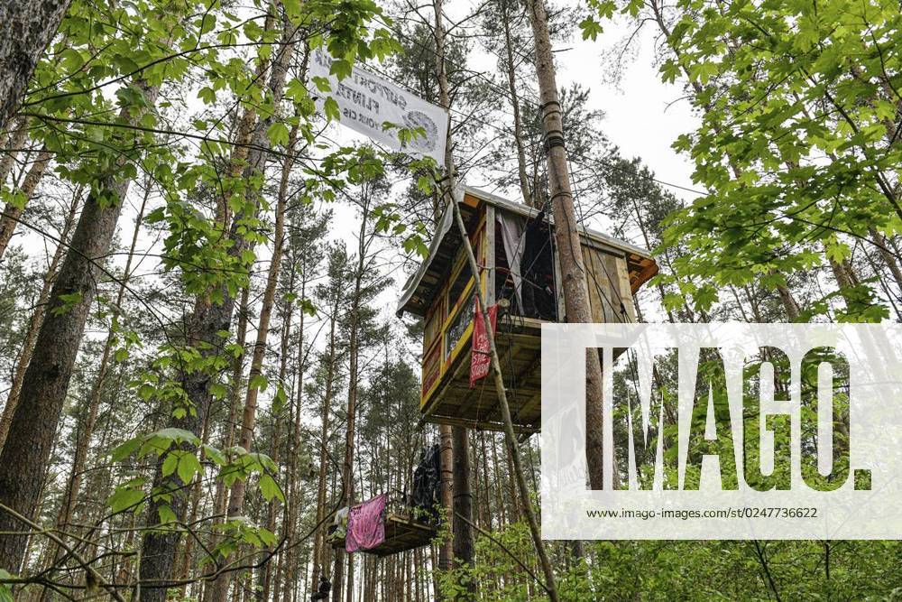 Umweltschützer demonstrieren in der Wuhlheide in Berlin gegen den Bau der geplanten Straße Tangentiale Verbindung Ost. Dafür seien dort vier Bäume besetzt und Baumhäuser errichtet worden, teilten die Organisatoren mit. Neue Waldbesetzung in Berlin & queerfeministisch! Ein Teil der Wuhlheide soll für eine neue Straße gerodet werden. Nicht mit uns! , twitterten die Aktivisten., fotografiert am 14. Mai 2023 in Berlin. Deutschland Berlin Berlin