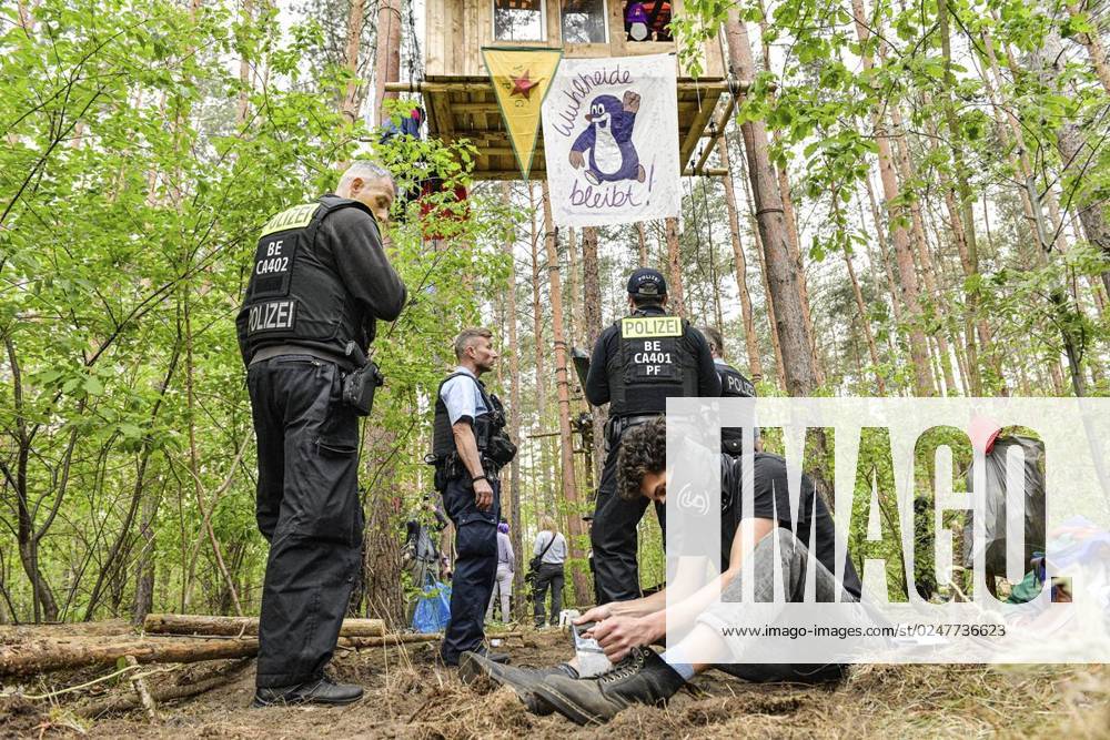 Umweltschützer demonstrieren in der Wuhlheide in Berlin gegen den Bau der geplanten Straße Tangentiale Verbindung Ost. Dafür seien dort vier Bäume besetzt und Baumhäuser errichtet worden, teilten die Organisatoren mit. Neue Waldbesetzung in Berlin &amp; queerfeministisch! Ein Teil der Wuhlheide soll für eine neue Straße gerodet werden. Nicht mit uns! , twitterten die Aktivisten, Polizisten gehen durch das Camp der Aktivisten, fotografiert am 14. Mai 2023 in Berlin. Deutschland Berlin Berlin
