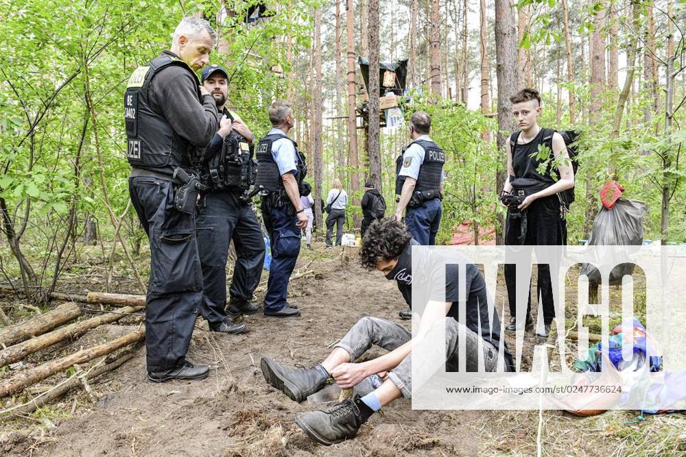 Umweltschützer demonstrieren in der Wuhlheide in Berlin gegen den Bau der geplanten Straße Tangentiale Verbindung Ost. Dafür seien dort vier Bäume besetzt und Baumhäuser errichtet worden, teilten die Organisatoren mit. Neue Waldbesetzung in Berlin &amp; queerfeministisch! Ein Teil der Wuhlheide soll für eine neue Straße gerodet werden. Nicht mit uns! , twitterten die Aktivisten, Polizisten gehen durch das Camp der Aktivisten, fotografiert am 14. Mai 2023 in Berlin. Deutschland Berlin Berlin