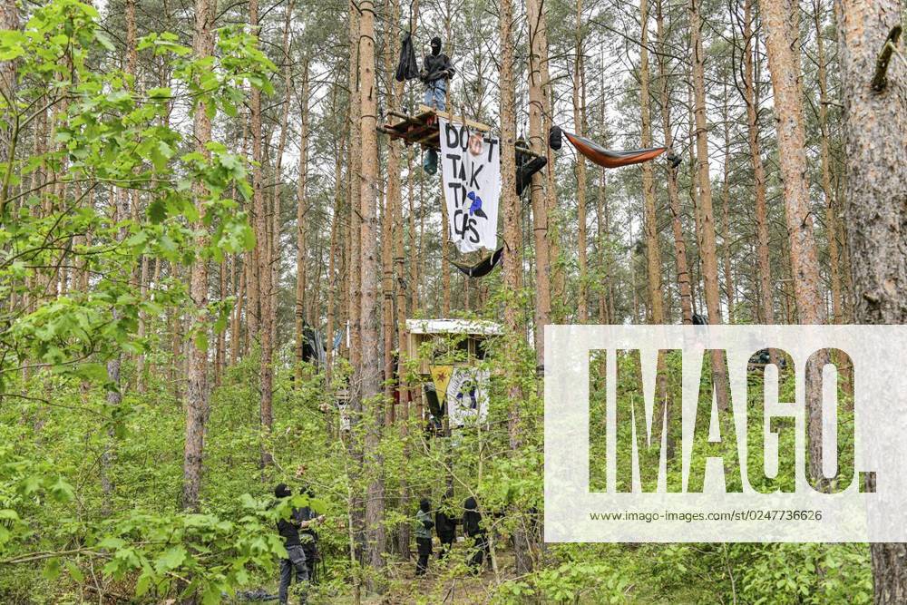 Umweltschützer demonstrieren in der Wuhlheide in Berlin gegen den Bau der geplanten Straße Tangentiale Verbindung Ost. Dafür seien dort vier Bäume besetzt und Baumhäuser errichtet worden, teilten die Organisatoren mit. Neue Waldbesetzung in Berlin &amp; queerfeministisch! Ein Teil der Wuhlheide soll für eine neue Straße gerodet werden. Nicht mit uns! , twitterten die Aktivisten., fotografiert am 14. Mai 2023 in Berlin. Deutschland Berlin Berlin