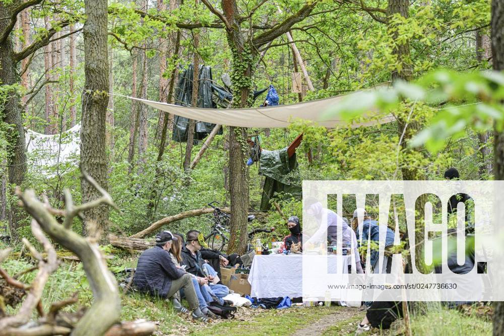 Umweltschützer demonstrieren in der Wuhlheide in Berlin gegen den Bau der geplanten Straße Tangentiale Verbindung Ost. Dafür seien dort vier Bäume besetzt und Baumhäuser errichtet worden, teilten die Organisatoren mit. Neue Waldbesetzung in Berlin & queerfeministisch! Ein Teil der Wuhlheide soll für eine neue Straße gerodet werden. Nicht mit uns! , twitterten die Aktivisten., fotografiert am 14. Mai 2023 in Berlin. Deutschland Berlin Berlin