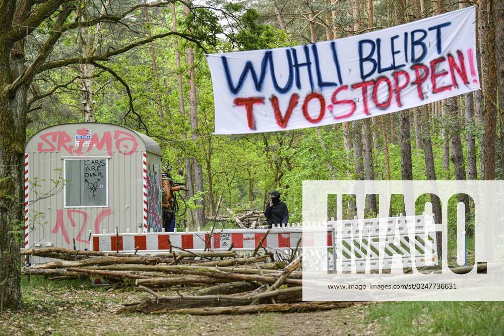 Umweltschützer demonstrieren in der Wuhlheide in Berlin gegen den Bau der geplanten Straße Tangentiale Verbindung Ost. Dafür seien dort vier Bäume besetzt und Baumhäuser errichtet worden, teilten die Organisatoren mit. Neue Waldbesetzung in Berlin & queerfeministisch! Ein Teil der Wuhlheide soll für eine neue Straße gerodet werden. Nicht mit uns! , twitterten die Aktivisten., fotografiert am 14. Mai 2023 in Berlin. Deutschland Berlin Berlin