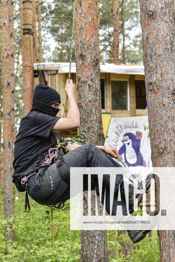 Umweltschützer demonstrieren in der Wuhlheide in Berlin gegen den Bau der geplanten Straße Tangentiale Verbindung Ost. Dafür seien dort vier Bäume besetzt und Baumhäuser errichtet worden, teilten die Organisatoren mit. Neue Waldbesetzung in Berlin & queerfeministisch! Ein Teil der Wuhlheide soll für eine neue Straße gerodet werden. Nicht mit uns! , twitterten die Aktivisten., fotografiert am 14. Mai 2023 in Berlin. Deutschland Berlin Berlin