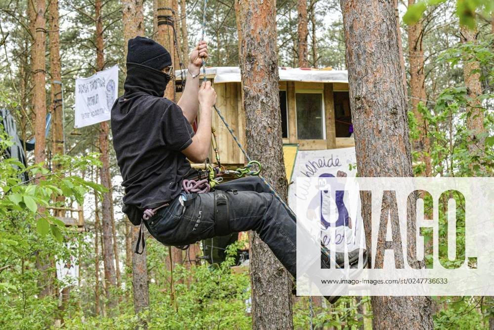 Umweltschützer demonstrieren in der Wuhlheide in Berlin gegen den Bau der geplanten Straße Tangentiale Verbindung Ost. Dafür seien dort vier Bäume besetzt und Baumhäuser errichtet worden, teilten die Organisatoren mit. Neue Waldbesetzung in Berlin & queerfeministisch! Ein Teil der Wuhlheide soll für eine neue Straße gerodet werden. Nicht mit uns! , twitterten die Aktivisten., fotografiert am 14. Mai 2023 in Berlin. Deutschland Berlin Berlin