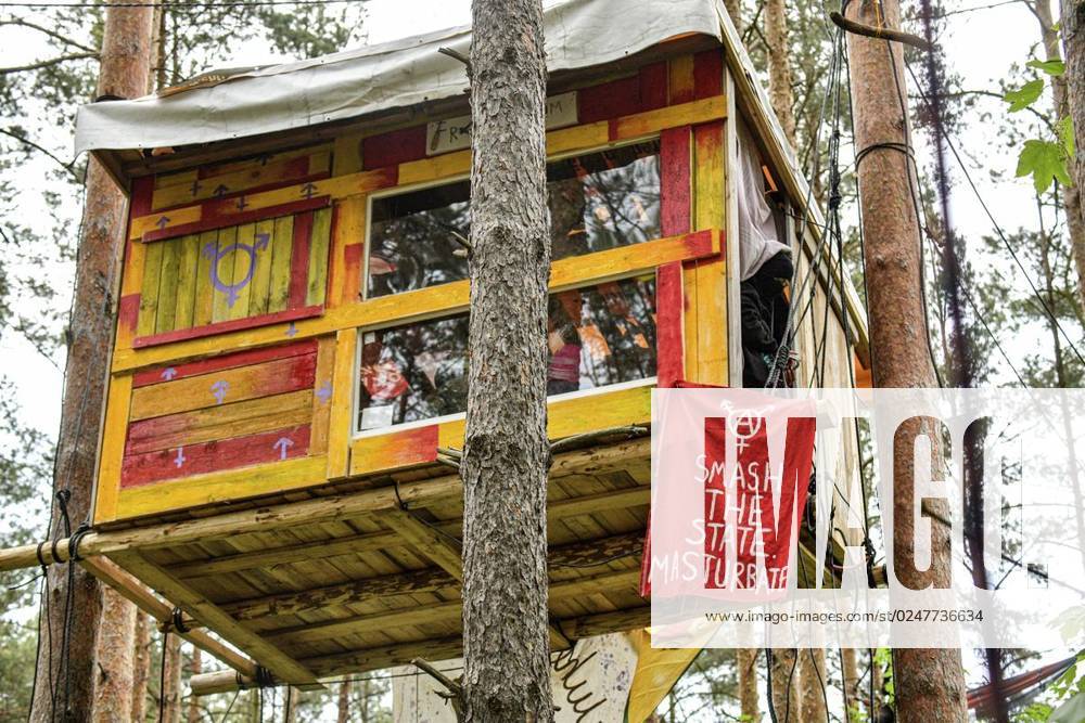 Umweltschützer demonstrieren in der Wuhlheide in Berlin gegen den Bau der geplanten Straße Tangentiale Verbindung Ost. Dafür seien dort vier Bäume besetzt und Baumhäuser errichtet worden, teilten die Organisatoren mit. Neue Waldbesetzung in Berlin & queerfeministisch! Ein Teil der Wuhlheide soll für eine neue Straße gerodet werden. Nicht mit uns! , twitterten die Aktivisten., fotografiert am 14. Mai 2023 in Berlin. Deutschland Berlin Berlin