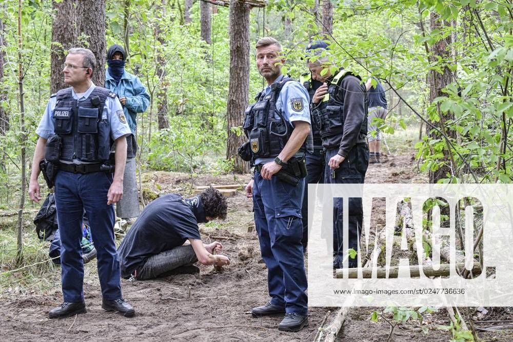 Umweltschützer demonstrieren in der Wuhlheide in Berlin gegen den Bau der geplanten Straße Tangentiale Verbindung Ost. Dafür seien dort vier Bäume besetzt und Baumhäuser errichtet worden, teilten die Organisatoren mit. Neue Waldbesetzung in Berlin &amp; queerfeministisch! Ein Teil der Wuhlheide soll für eine neue Straße gerodet werden. Nicht mit uns! , twitterten die Aktivisten, Polizisten gehen durch das Camp der Aktivisten, fotografiert am 14. Mai 2023 in Berlin. Deutschland Berlin Berlin