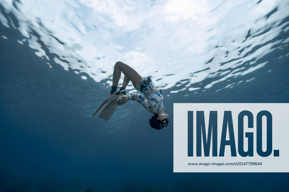 Freediver in the clear waters of the Andaman Sea in Thailand Phuket, Phuket, Thailand CR_THHE230215-1071277-01 ,model released, Symbolfoto