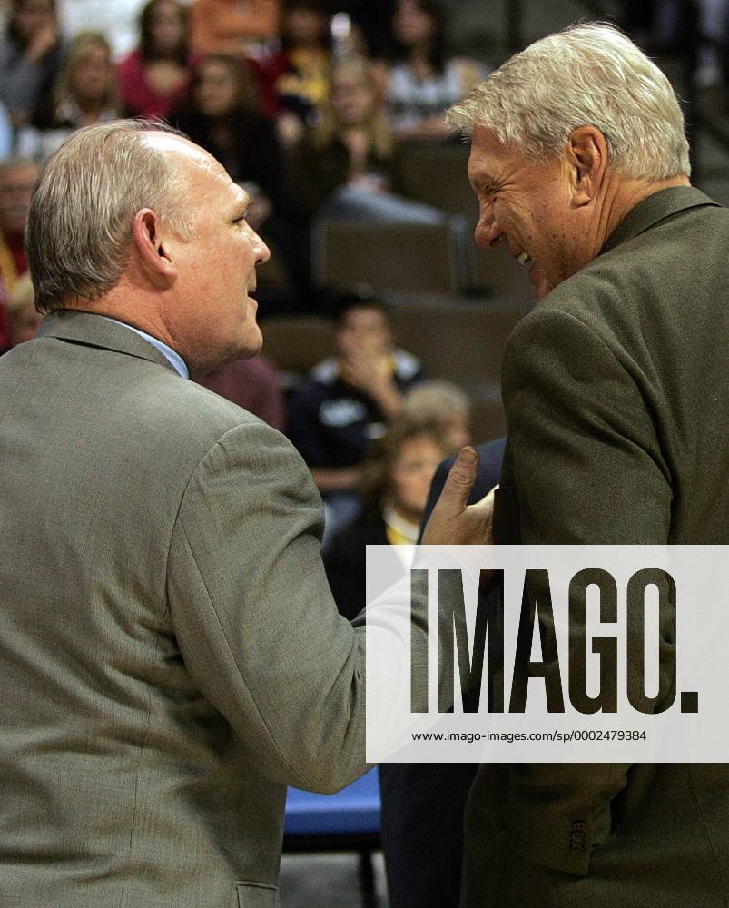 Headcoach George Karl (Denver Nuggets, li.) im Gespräch mit seinem Trainerkollegen Don Nelson (Golden State Warriors) - (DEN2006112412) Basketball Herren NBA 2006 2007, Denver Nuggets - Golden State Warriors 140:129 Gruppe Denver Basketball Herren NBA 2006 2007, Denver Nuggets - Golden State Warriors 140:129 Gruppe Denver