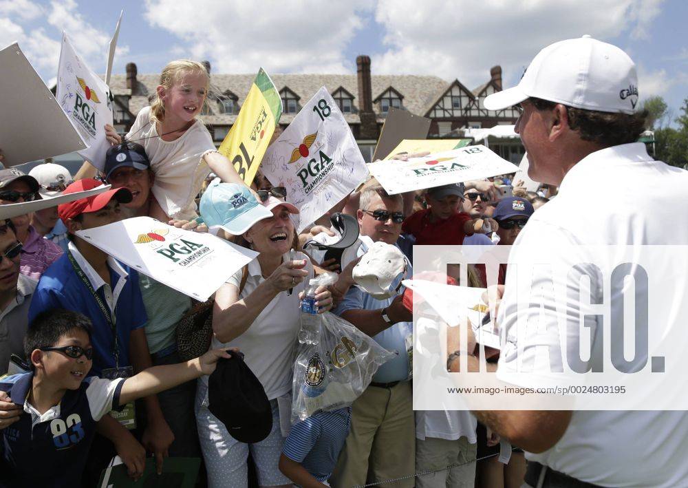 Phil Mickelson signs autographs after his practice round at the PGA Golf Herren Championship at Baltusrol Golf Club in Springfield, New Jersey on July 26, 2016. PGA20160726102 JOHNxANGELILLO