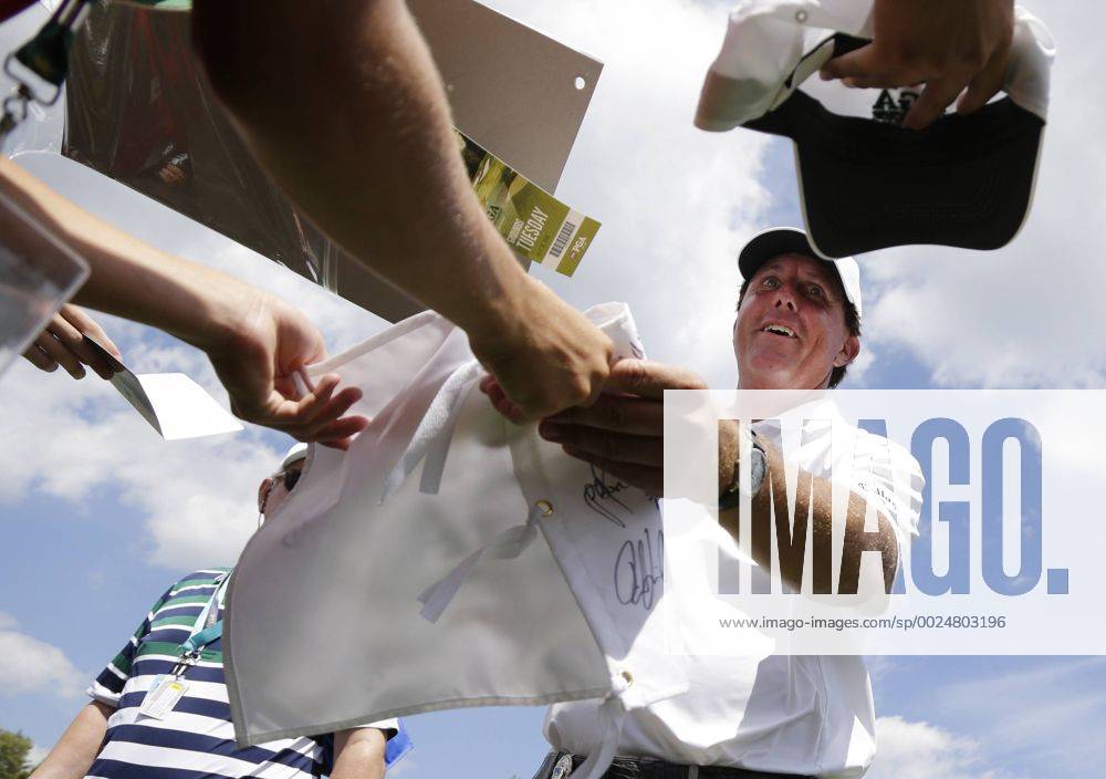 Phil Mickelson signs autographs after his practice round at the PGA Golf Herren Championship at Baltusrol Golf Club in Springfield, New Jersey on July 26, 2016. PGA20160726103 JOHNxANGELILLO