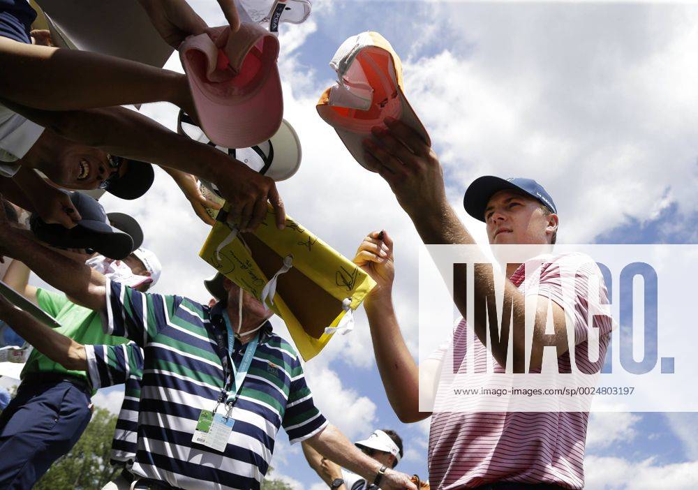Jordan Spieth signs autographs after his practice round at the PGA Golf Herren Championship at Baltusrol Golf Club in Springfield, New Jersey on July 26, 2016. PGA20160726104 JOHNxANGELILLO