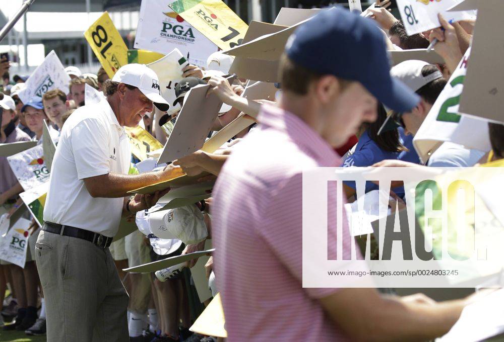 Phil Mickelson and Jordan Spieth sign autographs after his practice round at the PGA Golf Herren Championship at Baltusrol Golf Club in Springfield, New Jersey on July 26, 2016. PGA20160726105 JOHNxANGELILLO