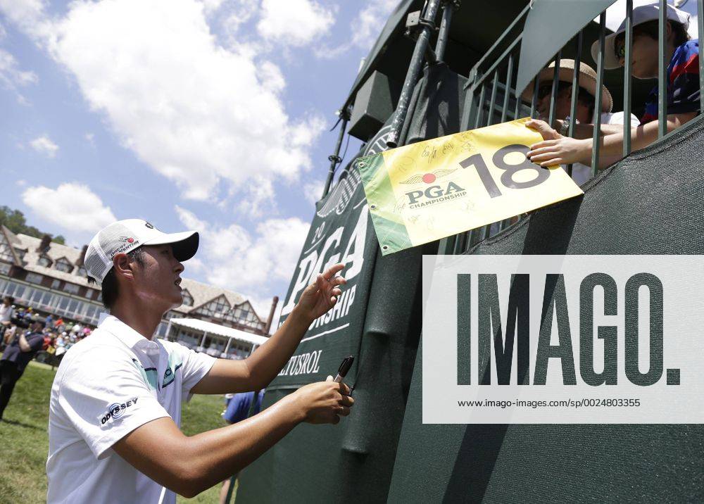 Danny Lee signs autographs for fans after a practice round at the PGA Golf Herren Championship at Baltusrol Golf Club in Springfield, New Jersey on July 26, 2016. PGA20160726109 JOHNxANGELILLO
