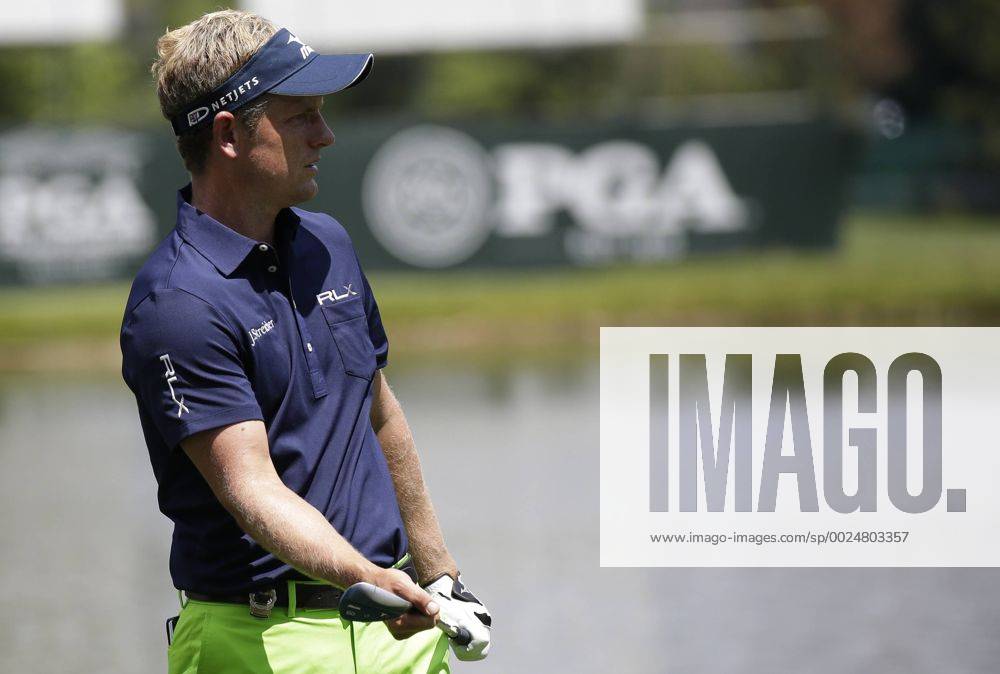 Luke Donald hits a pitch shot to a green in a practice round at the PGA Golf Herren Championship at Baltusrol Golf Club in Springfield, New Jersey on July 26, 2016. PGA20160726114 JOHNxANGELILLO