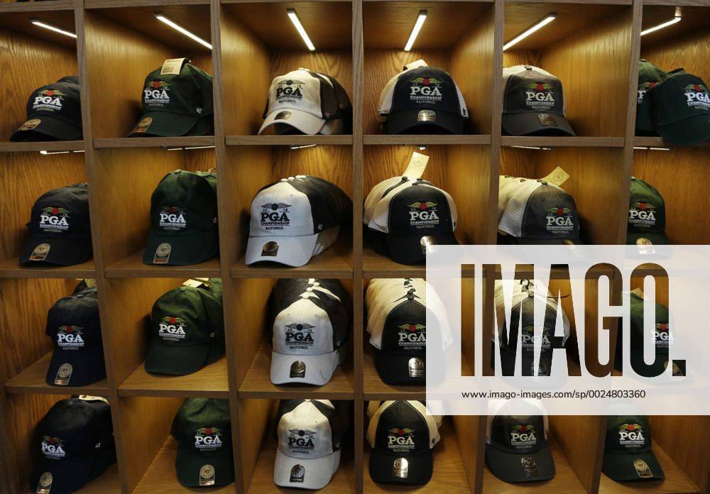 PGA Golf Herren Golf hats and merchandise is sold in a tent at the PGA Championship at Baltusrol Golf Club in Springfield, New Jersey on July 26, 2016. PGA20160726121 JOHNxANGELILLO