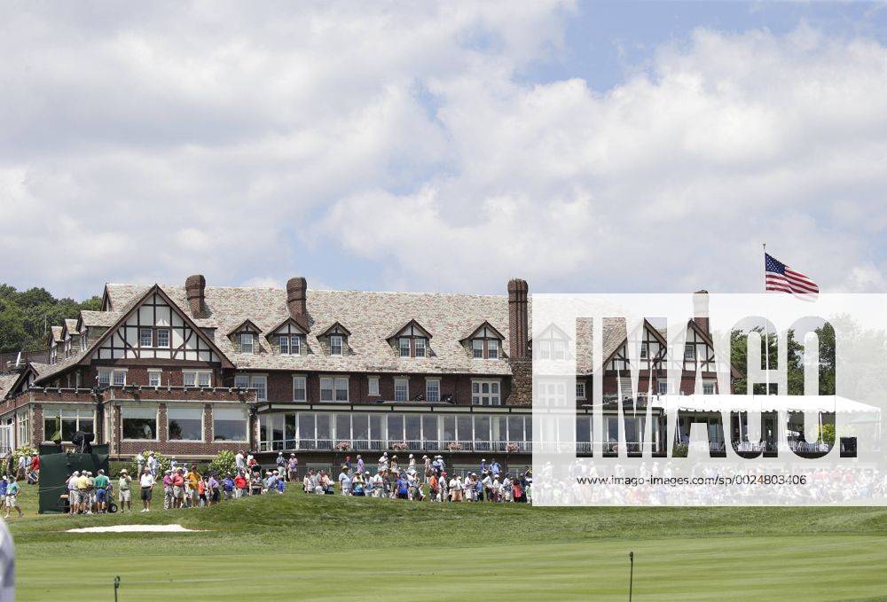 Fans sit in front of the club house to watch the players come to the 18th green in a practice round at the PGA Golf Herren Championship at Baltusrol Golf Club in Springfield, New Jersey on July 26, 2016. PGA20160726112 JOHNxANGELILLO