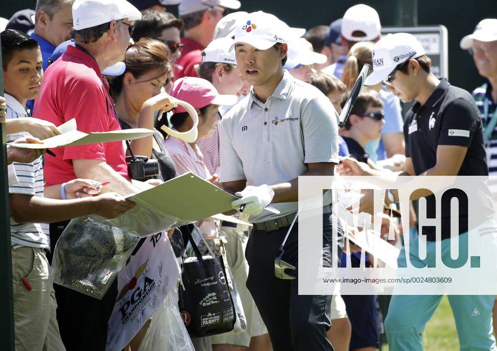 Kim Si-woo signs autographs in a practice round at the PGA Golf Herren Championship at Baltusrol Golf Club in Springfield, New Jersey on July 26, 2016. PGA20160726118 JOHNxANGELILLO