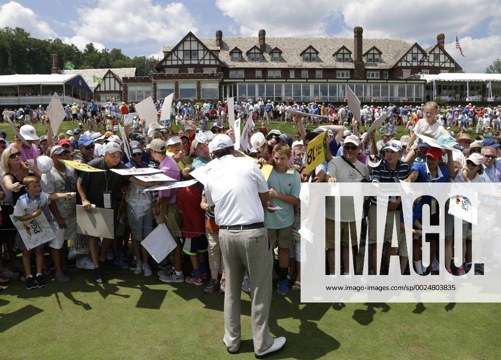 - SPORT Phil Mickelson signs autographs after his practice round at the PGA Golf Herren Championship at Baltusrol Golf Club in Springfield, New Jersey on July 26, 2016. PGA20160726127 JOHNxANGELILLO