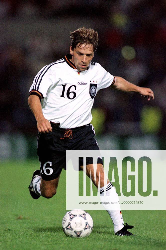 Thomas Häßler mit Ball Fußball Qualifikation Herren WM-Qualifikation: Nordirland - BR Deutschland 1:3, Nationalmannschaft, Länderspiel Einzelbild Belfast Dynamik,