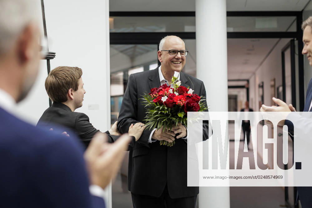 Andreas Bovenschulte SPD , mayor of Bremen, is presented with flowers after the elections in Bremen, at the Willy Brand Haus in Berlin, 15 05 2023 Berlin Germany