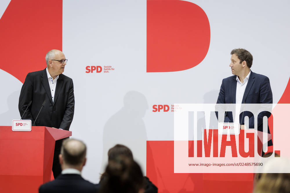 Andreas Bovenschulte SPD , mayor of Bremen, and Lars Klingbeil, chairman of the SPD, recorded during a press conference after the parliamentary elections in Bremen at the Willy Brand Haus in Berlin, 15 05 2023 Berlin Germany