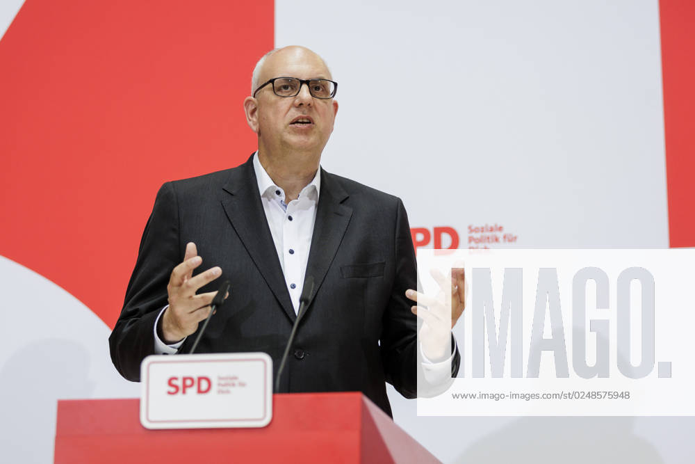 Andreas Bovenschulte SPD , mayor of Bremen, and Lars Klingbeil not in the picture , chairman of the SPD, taken during a press conference after the parliamentary elections in Bremen at the Willy Brand Haus in Berlin, 15 05 2023 Berlin Germany