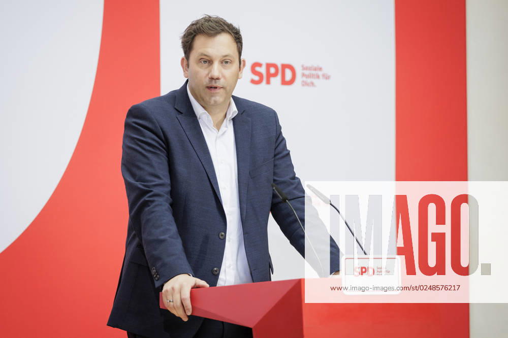 Andreas Bovenschulte SPD not in picture , mayor of Bremen, and Lars Klingbeil, chairman of the SPD, taken during a press conference after the parliamentary elections in Bremen at the Willy Brand Haus in Berlin, 15 05 2023 Berlin Germany