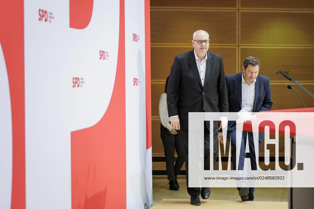Andreas Bovenschulte SPD , mayor of Bremen, and Lars Klingbeil, chairman of the SPD, recorded during a press conference after the parliamentary elections in Bremen at the Willy Brand Haus in Berlin, 15 05 2023 Berlin Germany