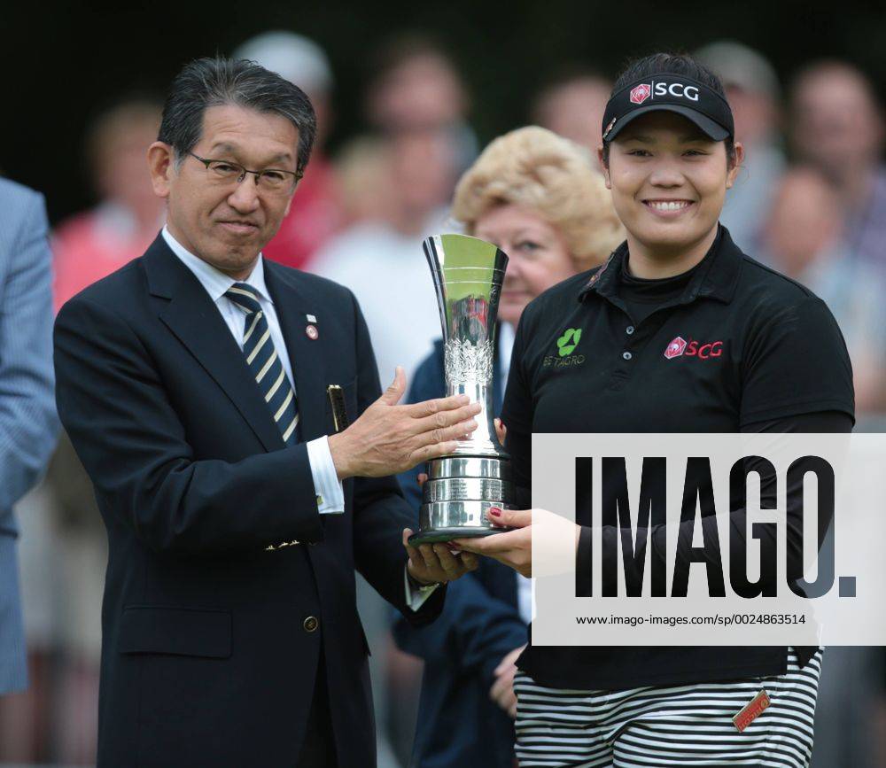 Woburn, United Kingdom - Ariya Jutanugarn of Thailand receives the trophy from Jake Yamashita of Ricoh following her victory during The Ricoh Women s British Open played at Woburn Golf and Country Club, Woburn on July 31st 2016. Ricoh Women s British Open 2016 Day Four - ZUMAn230