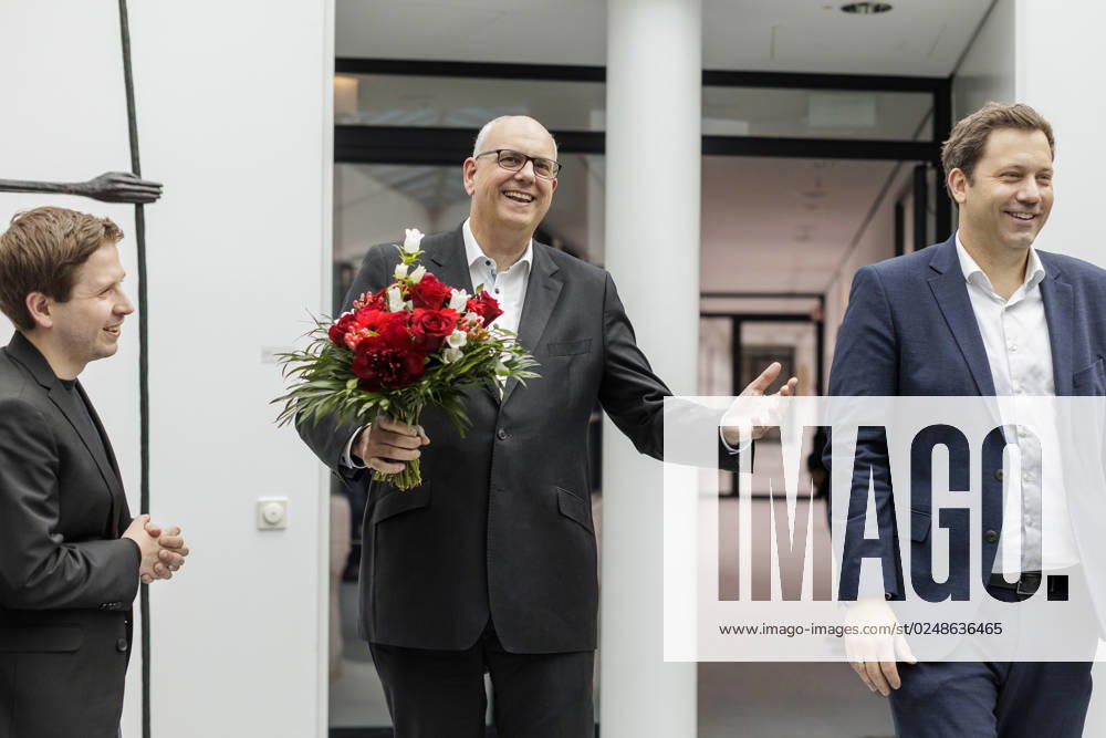 Andreas Bovenschulte SPD , mayor of Bremen, is presented with flowers after the elections in Bremen, at the Willy Brand Haus in Berlin, 15 05 2023 Berlin Germany