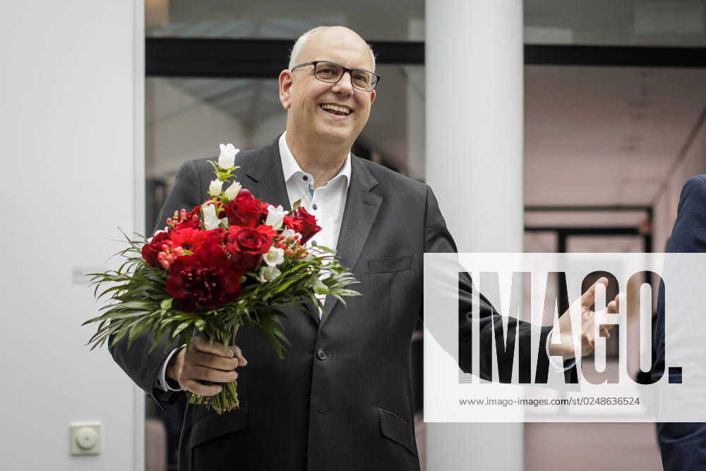 Andreas Bovenschulte SPD , mayor of Bremen, is presented with flowers after the elections in Bremen, at the Willy Brand Haus in Berlin, 15 05 2023 Berlin Germany