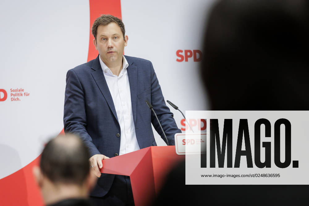 Andreas Bovenschulte SPD not in picture , mayor of Bremen, and Lars Klingbeil, chairman of the SPD, taken during a press conference after the parliamentary elections in Bremen at the Willy Brand Haus in Berlin, 15 05 2023 Berlin Germany