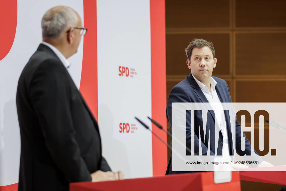 Andreas Bovenschulte SPD , mayor of Bremen, and Lars Klingbeil, chairman of the SPD, recorded during a press conference after the parliamentary elections in Bremen at the Willy Brand Haus in Berlin, 15 05 2023 Berlin Germany