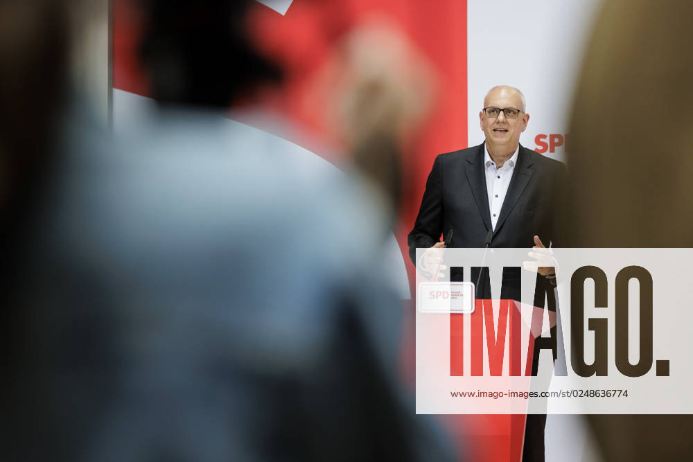 Andreas Bovenschulte SPD , mayor of Bremen, and Lars Klingbeil not in the picture , chairman of the SPD, taken during a press conference after the parliamentary elections in Bremen at the Willy Brand Haus in Berlin, 15 05 2023 Berlin Germany